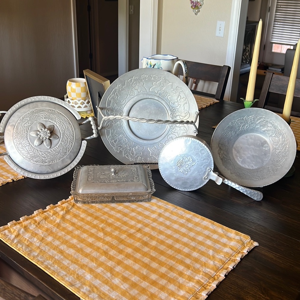 Beautiful Vintage Everlast aluminum set. So pretty to display in your kitchen.🍋 - Picture 1 of 12